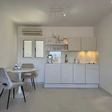 Oleander & Centar חוואר