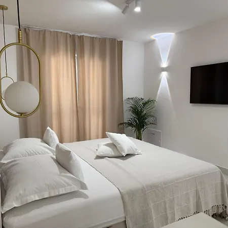 Oleander & Centar חוואר